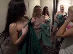 Gros seins, Sucer une bite, Femme couguar, En levrette, Trou de la gloire, Groupe, Actrice du porno, Suçant
