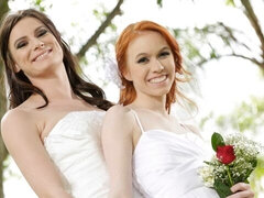 Grosser arsch, Küssen, Lesbisch, Milf, Strümpfe, Entkleiden, Spielzeuge, Hochzeit