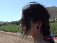 Amateur, Asiatique, Brunette brune, Doigter, Petite amie, Poilue, Embrassement, Public