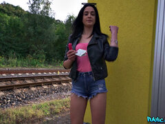 Sucer une bite, Brunette brune, En levrette, Branlette thaïlandaise, De plein air, Pov, Chatte, String