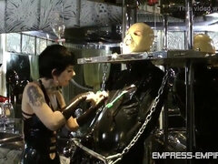 Bruinharig, Bedriegen, Man die toekijkt, Latex, Lesbisch, Meesteres, Slaaf, Voorbinddildo