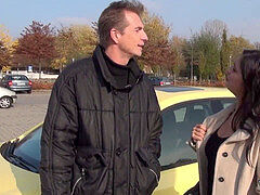 black-haired cougar hob auf dem Parkplatz