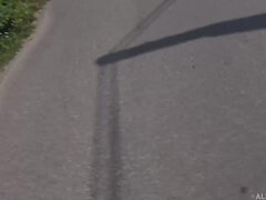 Grote mammen, Blond, Pijpbeurt, Rondborstig, Hardcore, Rijpe lesbienne, Buiten, Tieten likken