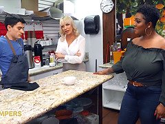 Grosser arsch, Grosse titten, Blondine, Pummelig, Frau frau mann, Milf, Natürlichen titten, Flotter dreier