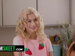 Kinderoppas, Blond, Likken, Monster, Natuurlijke tieten, Klein, Spion, Maagd