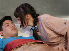 Asiatique, Sucer une bite, Tir de sperme, Queue, En levrette, Embrassement, Rasée, Nénés