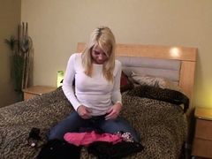 Watch this sexy blonde jerking