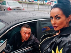 Grosser schwanz, Auto, Lecken, Milf, Muschi, Rasiert, Tätowierung, Hässlich