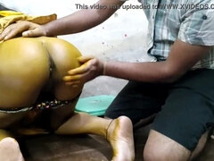 देसी लड़कि को शादी के एक दिन पहले हलदी लगाने के बहाने उसके