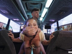 18 ans, Gros cul, Gros seins, Sucer une bite, Bus, En levrette, Maigrichonne, Nénés