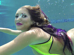 Bikini, Braunhaarige, Vollbusig, Riesig, Pool, Solo, Jungendliche (18+), Unter wasser