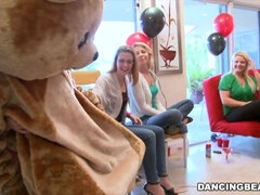 Grote lul, Grote mammen, Naakte man aangeklede vrouw, Oudere vrouw, Dansen, Groep, Latijnse vrouw, Moeder die ik wil neuken