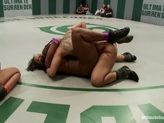 Anaal, Grote mammen, Gezichtzitten, Vingeren, Vernedering, Lesbisch, Tieten likken, Worstelen