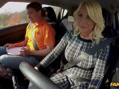Amateur, Blonde, Sucer une bite, Voiture, Queue, Européenne, Jupe, Nénés