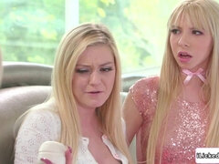 18 jaar, Gezichtzitten, Lesbisch, Masturbatie, Moeder die ik wil neuken, Tiener, Trio, Tieten likken