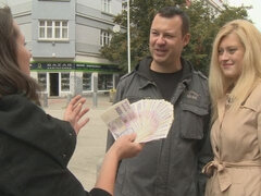 Grosser arsch, Blondine, Verrückt, Hundestellung, Handjob, Party, Tätowierung, Jungendliche (18+)