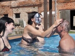 Sadomasoquismo, Bikini, Dominacion femenina, Mascara, Amante, Fiesta, Piscina, Esclavo