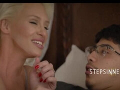 Blonde, Cinéma, Femme couguar, Famille, Mère que j'aimerais baiser, Maman, Belle mère, Tabou