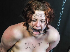 Grote kont, Grote mammen, Gebondenheid, Vriendje, Vernedering, Roodharige vrouw, Kort haar, Tieten likken