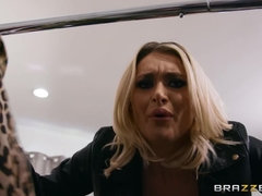 Grosse titten, Blasen, Stiefel, Füsse, Handjob, Leder, Pov, Tätowierung