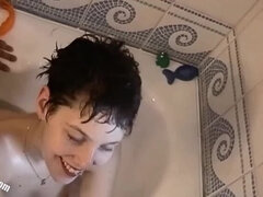 Sucer une bite, Première fois, Homme homme femme, Nue, Chatte, Cheveux courts, Douche, Plan cul à trois