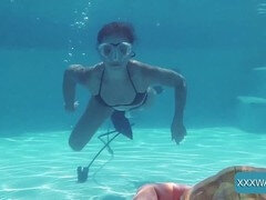 Lamidas, Pequeña, Coño, Medias largas, Chupando, Bajo el agua