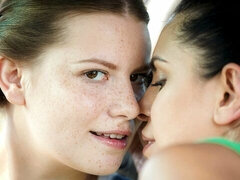 Grote mammen, Vingeren, Zoenen, Likken, Masturbatie, Buiten, Kut duiken, Strippen