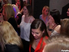 Brunette brune, Dansant, En levrette, Femelle, Groupe, Branlette thaïlandaise, Fête, Echangistes