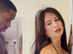 Blasen, Hundestellung, Puppe, Interrassisch, Milf, Rasiert, Tätowierung, Titten