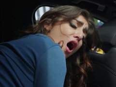 Amateur, Sucer une bite, Brunette brune, Voiture, Rasée, Adolescente