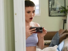 Leie, Braunhaarige, Lesbisch, Zierlich, Muschi, Rasiert, Kurzes haar, Tätowierung