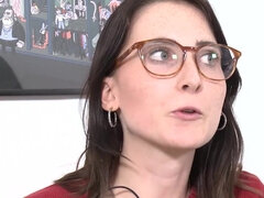20-jiahrige Lia aus Magdeburg masturbiert mit Analplug - Solo nerd brunette girl in eyeglasses