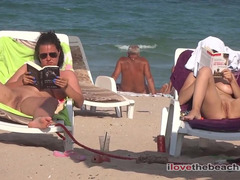 Playa, Tetona, Madura, Madres para coger, Tetas naturales, Al aire libre, Público, Tetas