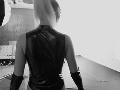 Hinter den kulissen, Grosse titten, Blondine, Stiefel, Kleid, Masturbation, Piercing, Pool