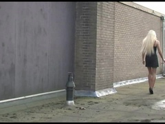 Blond, Vrouw, Kokhalzen, Roken, Vastgebonden