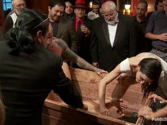 Sucer une bite, Bondage, Domination, Public, Punition, Esclave, Gicler, Voyeur