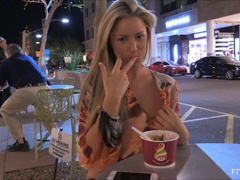 Anal, En gros plan de très près, Dansant, Masturbation, Orgasme, Public, Solo, Sous la jupe