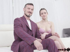 18 ans, Gros cul, Grosse bite, Sucer une bite, En levrette, Fétiche des pieds, Seins naturels, Adolescente