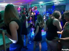 茶髪の, 着衣女と全裸男, 衣服着たままセックス, ダンス, グループ, 下着, パーティ, スインガー