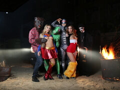 Grosser schwanz, Doppelpenetration, Spassig, Maske, Orgie, Reiten, Überraschung, Titten