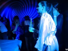 Rubia, Vestidas, Bailar, Sexo duro, Besar, Lamidas, Fiesta, Estrella porno