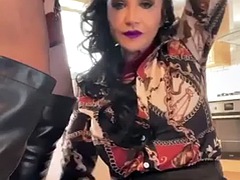 Verga grande, Mamada, Botas, Británico, Afeitado, Sorpresa, Tetas, Bajo la falda
