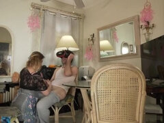 Enthousiasteling, Grote lul, Blond, Sperma, Grappig, Handbeurt, Rijpe lesbienne, Stiefmoeder