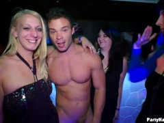 Chantage, Homme nu et filles habillées, Habillées, Queue, Groupe, Hard, Interracial, Jarretelles