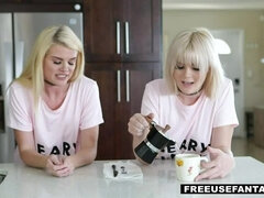 Blonde, Sucer une bite, Couple, Tir de sperme, Cuisine, Petite femme, Adolescente, Nénés