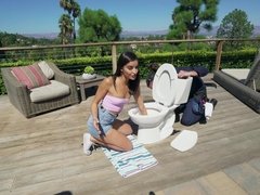 Accident, Sucer une bite, Brunette brune, Tir de sperme, Hard, Énorme, Rasée, Toilettes