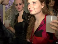 Blond, Naakte man aangeklede vrouw, Dansen, Hakken, Feest, Satijn, Tieten likken, Nat