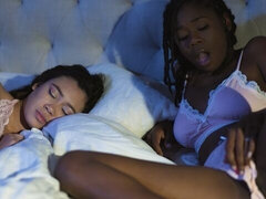 Schlafzimmer, Grosser arsch, Grosse titten, Küssen, Lingerie, Muschi, Rasiert, Dürr