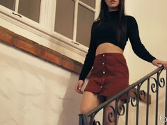 Sucer une bite, Bottes, Brunette brune, Tir de sperme, En levrette, Hard, Petite femme, Chevaucher