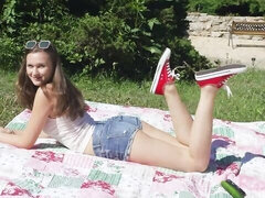 Блондинки, Мастурбация, Натуральные сиськи, На природе, Бритые, Обувь, Соло, Молоденькие